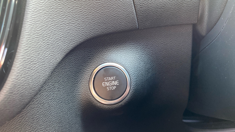 Volvo XC40 2.0 B4P Plus Dark 5dr Auto Petrol Estate